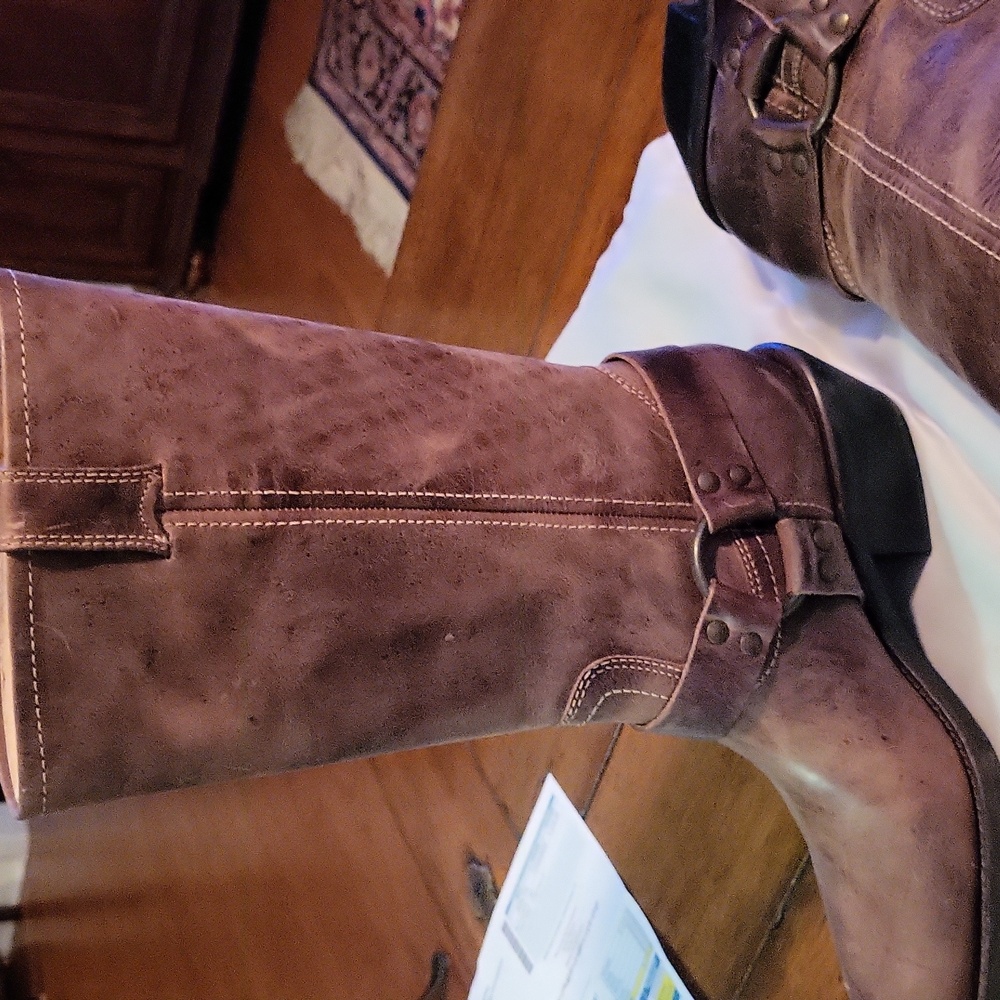Women's Brown Leather Boots. BCBGirls. SZ 81/2 - Picture 5 of 8